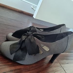 Ann Marino Bow Detail Rounded Toe Heels